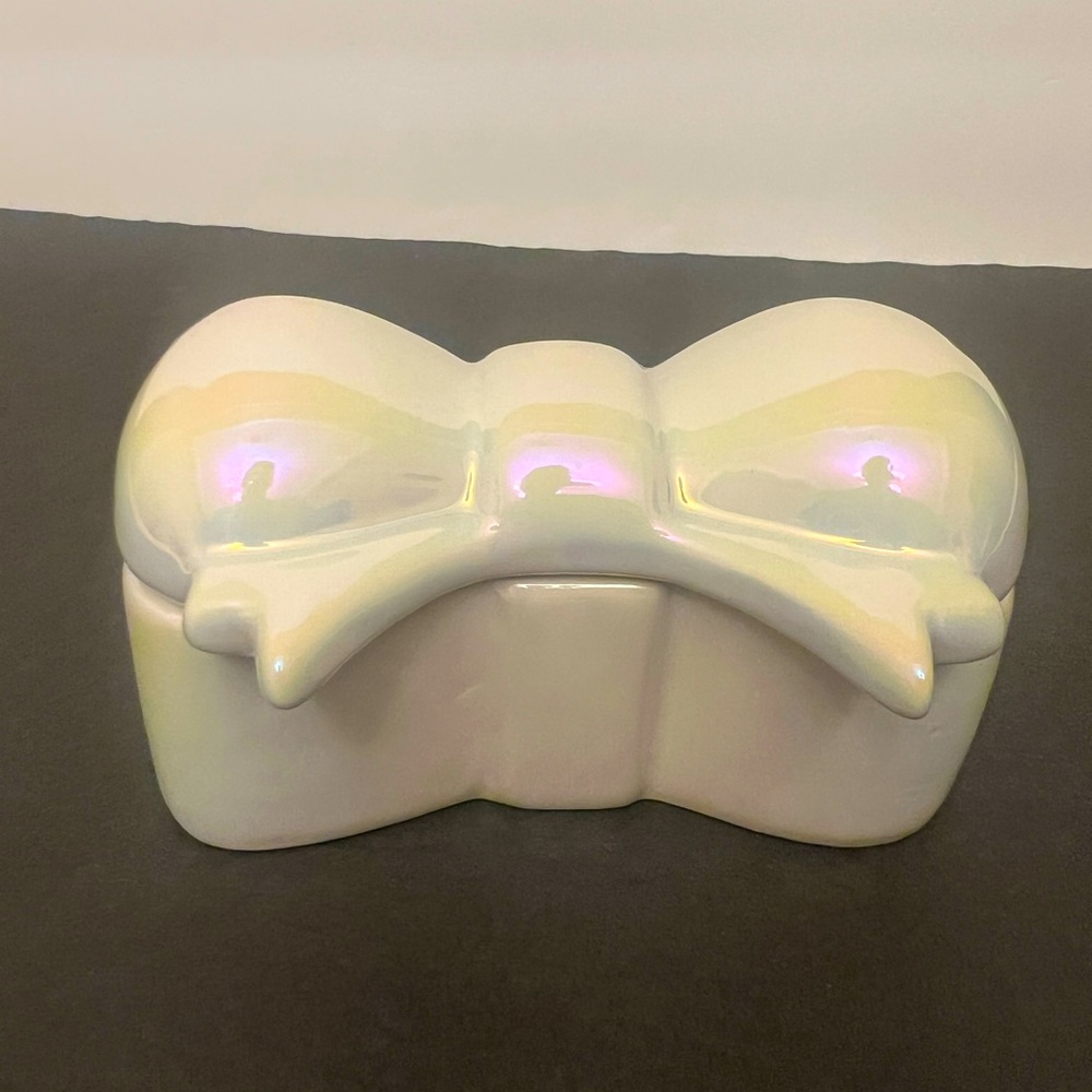 NWT DW Home Goodies Gardenia Iridescent Bow Candle